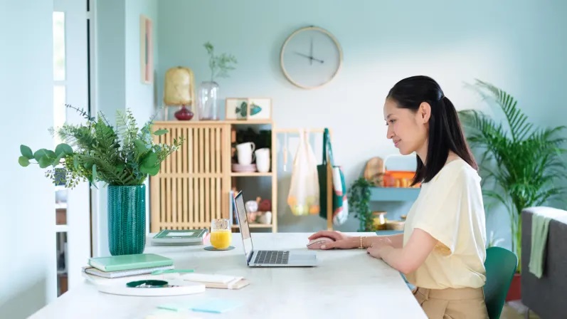 Logitech M650 Wireless Mouse - Smart Wheel, Bluetooth & Logi Bolt